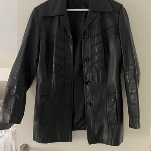 Läderjacka - Jacka i äkta läder i bra skick. Inköpt på second hand butik. Passar en storlek xs/s. Skriv privat för bild på passformen!