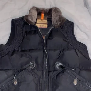 Parajumper väst M - Parajumper väst i storlek M som ny