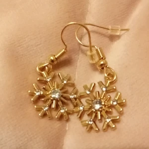 Örhängen - Örhängen helt nya alldrig använda från ur&pen.set ut som en jul stjärna eller flinga på kanterna ser det ut som små diamanter och i mitten är det lite större. Ej äkta vet inte riktigt om det är med nyckel eller inte. Original pris var 30 men jag lägger på 10kr utan frakt med frakt blir det 30