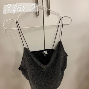 3 för 2 tröja (glittrig tröja) - 3 för 2 plagg! Går att kombineras med de andra tröjorna som inkluderas i (3 för 2)!!🤍