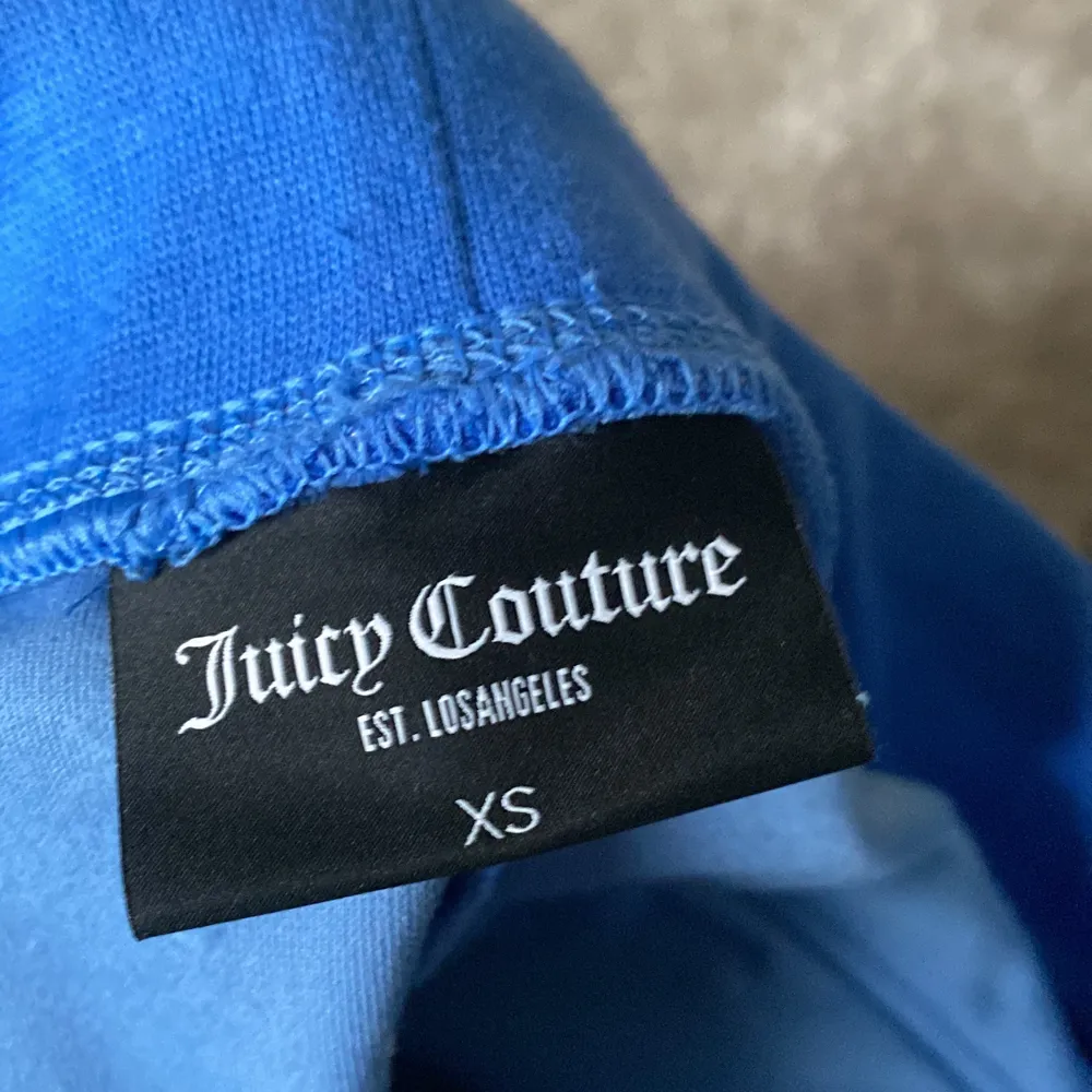 intressekoll på mina blåa helt slutsålda juicy couture byxor i storlek XS!! använda ca 4ggr men de har inga större tecken på att de är använda! köp direkt för 1350kr. Jeans & Byxor.