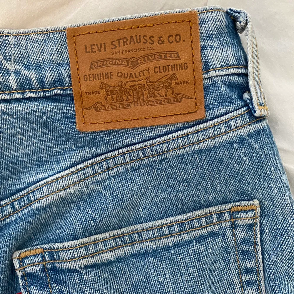 Ljusblåa Levis jeans i modellen ”ribcage straight”. Storlek W25 L27 och går precis till min ankel i längden (är 160cm lång). Skulle säga att de är i nyskick då det inte finns några defekter. (Köparen står för frakten). Jeans & Byxor.