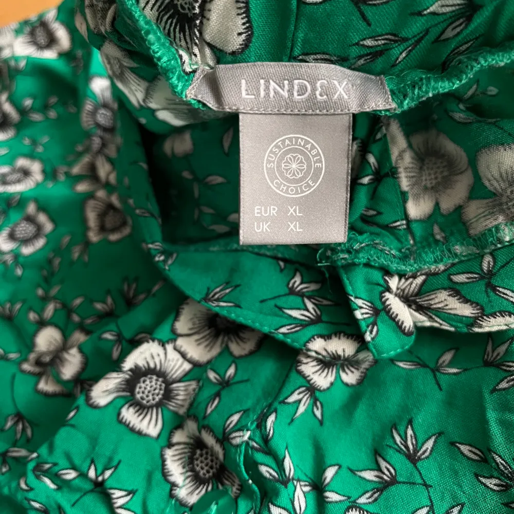 Grön blommig kjol från Lindex, använd fåtal gånger. Strl. XL, så fin och somrig. . Kjolar.