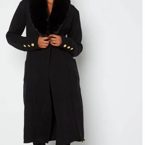 Kofta - Ny. Stl 36. Svart. Avtagbar "pälskrage".