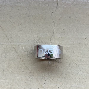 Dolce & Gabbana ring - Äkta dolce & gabanna ring i silver, snålt använd och inga repor osv. Jätte fint skick. Nypris, runt 1500kr. Passar stl S. 