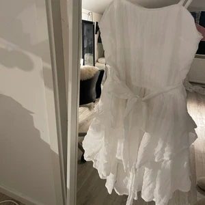 Vit kort klänning - Helt oanvänd klänning i storlek S, men är väldigt liten i storleken! Skulle mer säga att det är en XXS/XS. Jag är 170 lång, blir lite för kort på mig!