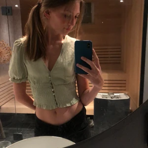 Pastellgrön Blusaktig Tröja  - Suuper snygg pastellgrön tröja i storlek S, skulle passa jätte snyggt med jeansshorts på sommarn när man är brun!!! Har använt fåtal gånger 🌺🌺🌺 skriv privat om det finns intresse eller frågor!!