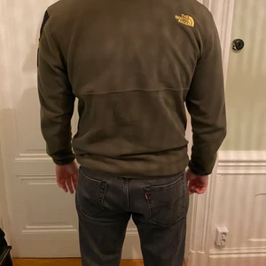 North face fleecetröja  - Köpt för ca 1-2 år sedan använt få gånger, säljer för att jag känner att jag inte vill ha den längre