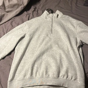 H&M 1/4 zip tröja - Säljer denna gråa jättesnygga tröjan från H&M eftersom att jag inte använder den. Skicket är 10/10 och har endast testats på.                                                                   Köparen står för frakt.                                                            Släng iväg ett meddelande om du är intresserad🙌🤝