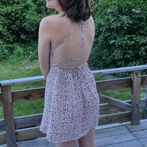  klänning  - Säljer en jättefin klänning från Shein som har öppen rygg. Den har bara används 3 gånger så är som ny. Den är i storlek S. Jag säljer den för 80 kr + frakt💕