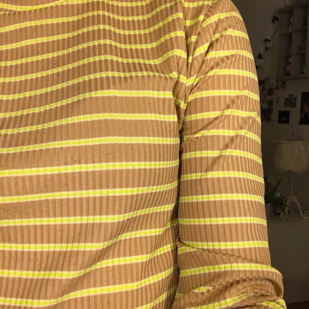 en gul/grön och beige randig tröja som är köpt på plick för ett tag sedan. säljer den pga aldrig använd. den gula/gröna färgen är mer åt neonhållet. storleken är L men den sitter bra på mig som är S.. Toppar.
