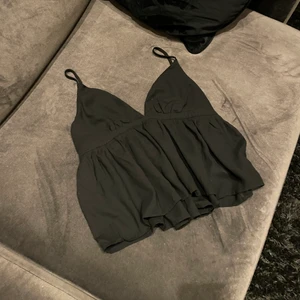 Svart linne - Intressekoll på detta linne från bikbok🤍 säljer bara vid bra bud!