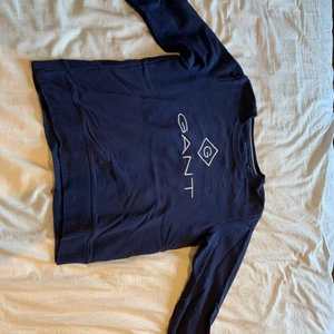 GANT hoodie  - GANT hoodien är i väldigt fint skick och har används ett antal gånger. Använder den inte längre så det är därför jag säljer den! Frakten betalas själv av köparen.💕
