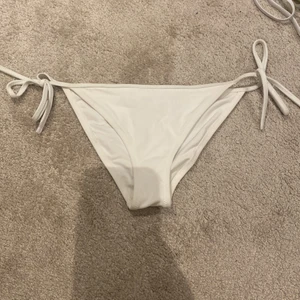 Bikinitrosor från Calvin Klein  - Superfina bikini trosor får ck som inte kommit till användning. Helt oanvända!🧸