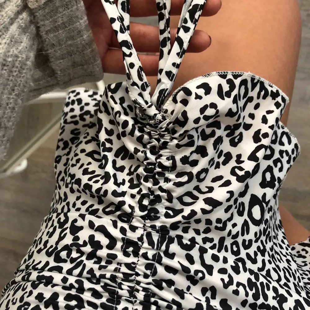Svart/vit leopardmönstrad kjol, justerbar med snören och dragkedja i bak. Skit snygg! Nypris: ca 120kr, köpares står för frakt❤️‍🔥👌🏻. Kjolar.
