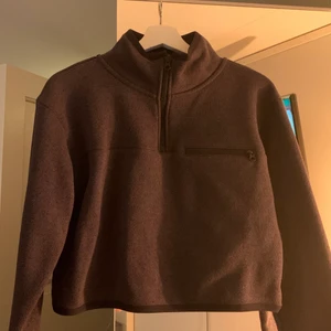 Zipup / kort funktionströja - Såå cool kort zipup från Nike, säljs inte längre och inte kommit till användning🤎 Kan gå ned i pris vid snabb affär⚡️Köpte för 599