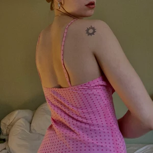 Sommarklänning  - Superhärlig sommarklänning i livfulla färger🌸🎉 framhäver också kroppens former på ett jättefint sätt💕 skriv privat för fler frågor✨✨