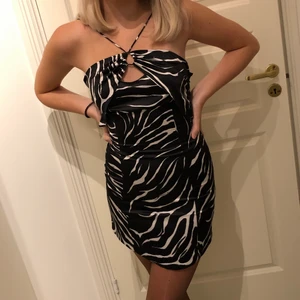 Festklänning från Zara - En jätte fin festklänning från Zara i storlek M. Väldigt bekväm och lagom längd. Den är använd en gång. Nypris är 399