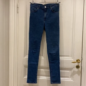 Jeans från Bik Bok - Mycket sköna och knappt använda jeans från Bik Bok i slim fit. Nypris 599 kr. Storlek L men lite små i storleken, passar därför även M. Kan även posta. 