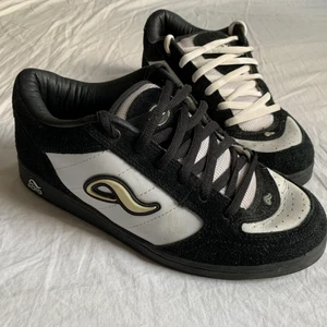 90s skateskor - Adio Hamilton - Unika 90-tals skateskor ”Hamilton” från skatemärket ”ADIO” som ej tillverkas längre. Strl 43,5. dock små i storlek (passar mig som har 42,5). Skorna är i väldigt bra skick. (Inte skejtade i)