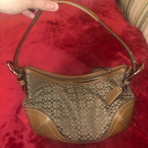Coach väska  - Supersöt o snygg coach väska i superbra skick. Kommer inte riktigt till användning därför väljer jag att sälja. Köpt secondhand och de garanterade att den är äkta så får lita på det.