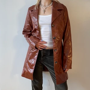 Kappa - Denna supercoola, bruna kappa med nästan lite skinninspiration söker nytt hem. 