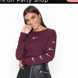 Nike tröja - En supercool tröja från nike som inte går att få tag på längre, vanligt tröjmaterial men funkar utmärkt att även träna i. Används aldrig därav säljer jag den, toppenbra skick🥰