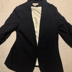 Randig kavaj, insvängd/ slimmad - Kavaj i storlek 38, rätt liten i storleken. Ej oversized. Använd men i gott skick 