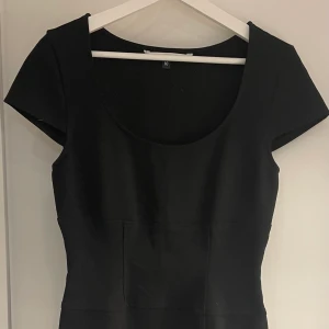 Klassiskt fodral i svart - Figursydd klänning i stretchigt material