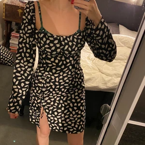 Klänning  - Dom tunna banden är min bh och INTE en del av klänningen. Aldrig använd lappar kvar 