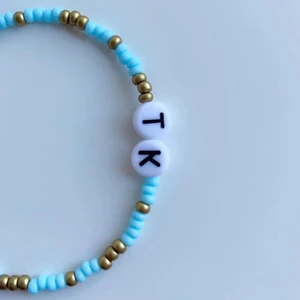 Armband med bokstäver - Armband med initiatialer! Beställ ett armband med dina egna inititialer, eller varför inte din partners?😍 35kr/st eller 3 för 99😍