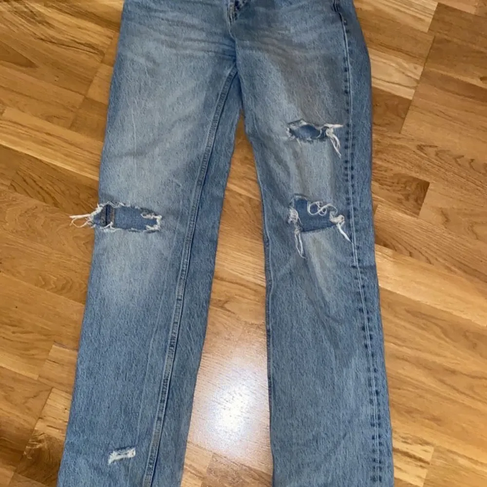 Säljer ett par Zara jeans som är mid waist och har detaljer med hål , säljer pga att det inte är min stil längre. Strl 24 , tror nypriset låg på 499 men säljer nu för 200kr. Jeans & Byxor.