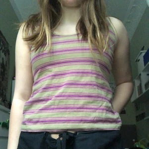 Randigt linne - Snyggt lila-grönrandigt linne :) i storlek L men passar bra på M med! Köparen står för frakten men möter annars upp på tc eller söder :)🌟