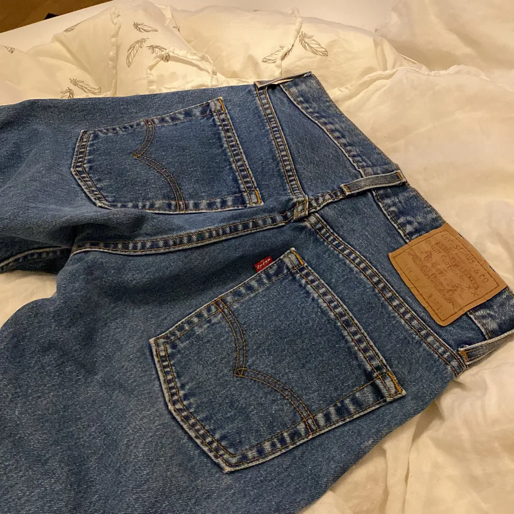As snygga Levis jeans som min mamma hade när hon var liten, alltså som gamla vintage💞 nypris: 1200kr. Jeans & Byxor.