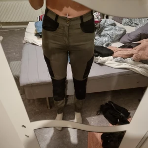 Fritidsbyxor  - Ett par fritidsbyxor i storlek 36. Kan mötas upp och kan levereras men köparen står för frakt! NYSKICK