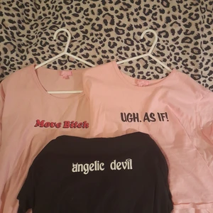 Dollskill baby-tee bundle - Tre super snygga baby tröjor köpta på dollskill. De båda råsa är i storkel 1XL och den svarta är 2XL ändast använda ett fåtal gånger. Styck kostar de 100kr för alla tre 250kr. Frakt pris kan diskuteras om du bara köper en. 