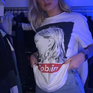 Kurt Cobain t-shirt  - T-shirten är vit oversized i strl M😍