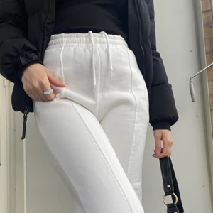 Vita Mjukis  - Ett par jättesköna mjukisbyxor som inte har kommit till användning. De är i rent skick, enbart testade men annars oanvända. Man kan lätt bära de ute och inne, så ganska enkla att styla. Säljs för 100kr+frakt,kan fraktas och mötas upp i Helsingborg. OBS köparen står för frakten💞💞