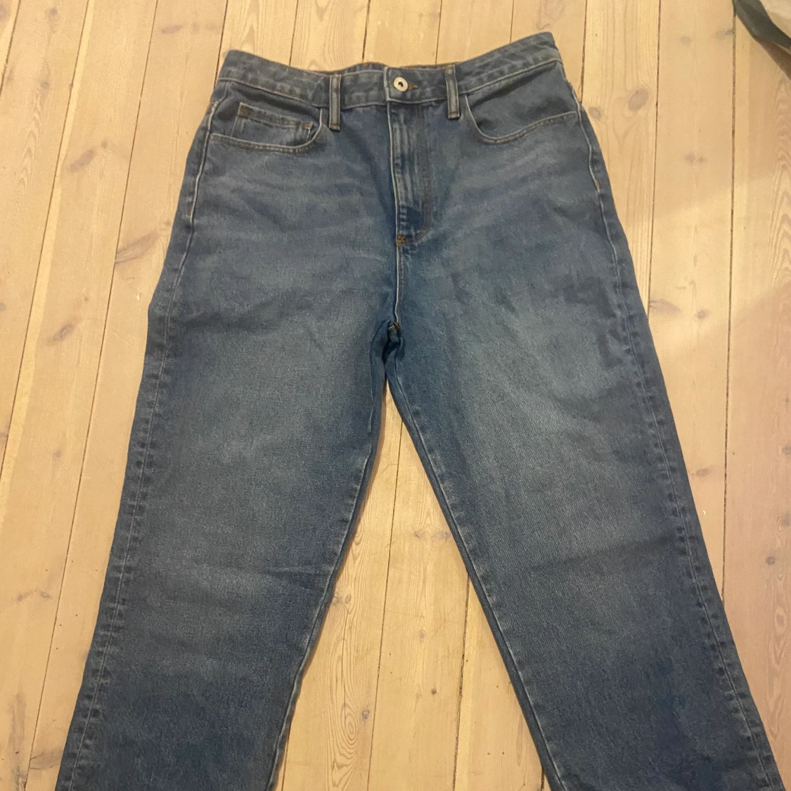 Blå jeans med medelhög midja - 90
