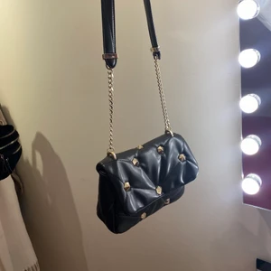 Zara väska  - Populär och skitnsygg väska från Zara. Nypris 299kr! Är i superfint skick!