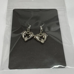 Örhängen  - Två par örhängen i silver. Ena parten är med delfiner och de andra paret med trollsländor.