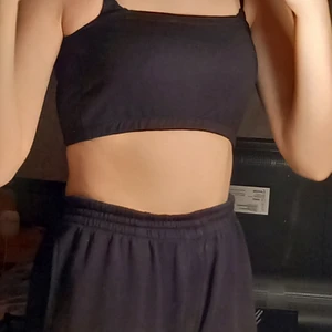 Topp - Helt oanvänt topp utan band, köpte den med ett osr matchande byxor men andvände bara byxorna. Skriv för fler bilder eller om du är intresserad 