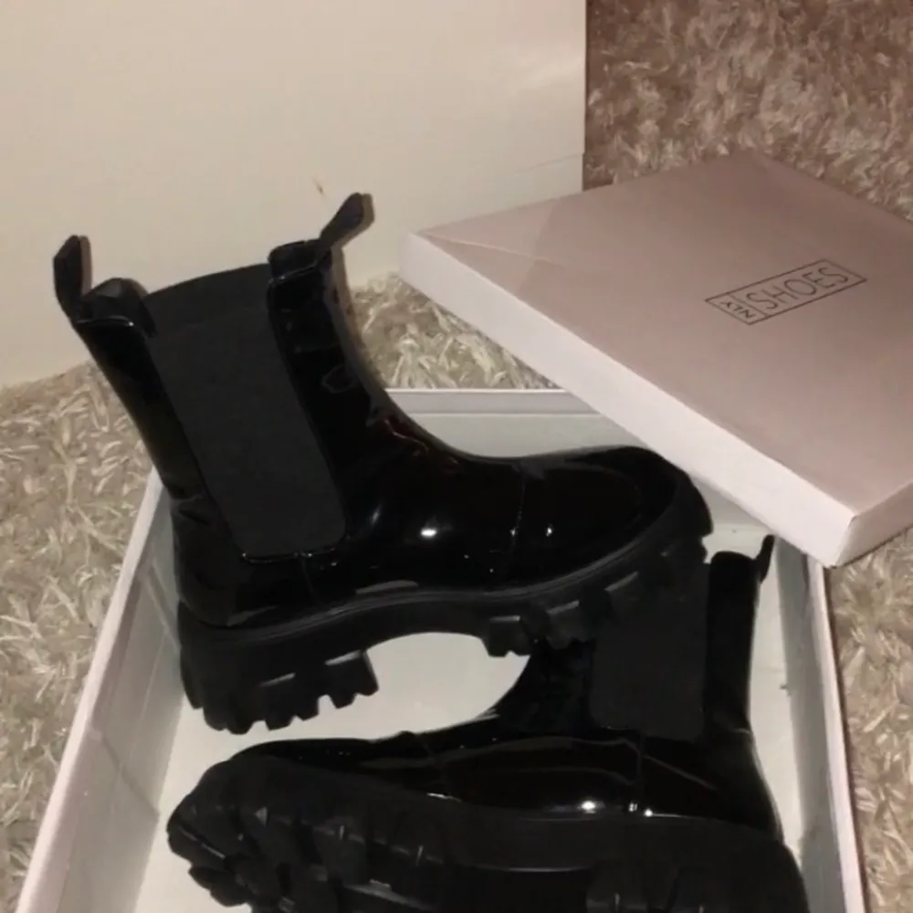 Helt oanvända Chelsea boots från Nelly med en snygg lackad yta. Nypris 599kr, kan tänka mig att sälja dom för 350 💜. Skor.