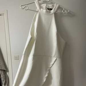 Student klänning  - Fin vit klänning perfekt till studenten helt oanvänd 