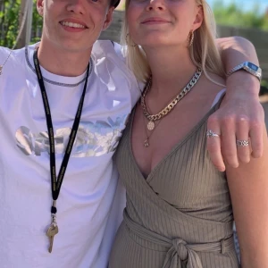 Byxdress🤎 - Byxdress från bikbok använd en gång! Storlek XS sitter något kort på mig som är 171. Färgen är nude grön färg! Bara fråga för fler bilder ;) 