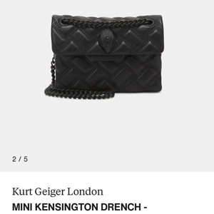 Kurt Geiger väska - Säljer min Kurt Geiger väska som är sparsamt använd och i bra skick med endast några få defekter på undersidan! Köpte den på Zalandos hemsida i somras för 1945kr. Priset kan absolut diskuteras vid snabb affär! Skriv privat för fler bilder 😙 Köp direkt för 1100kr 💓💓