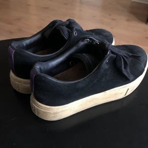 Svarta mocka eytys - Säljer mina super fina svarta eytys i mocka. Super fina och passar till allt. Säljer då dom inte kommer till användning längre. Tecken på användning syns lite på sulan då den har blivit lite smutsig, men går nog bort i en ordentlig tvätt, utöver de väldigt bra skick!