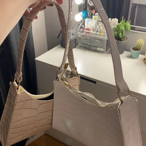 Väskor - Säljer mina två väskor från shein! Köpte för 109 kr st men säljer för 25 kr st. Aldrig använt!❤️