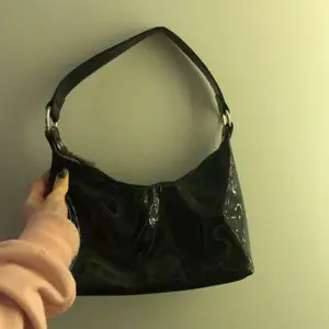En svart, sprilans ny väska i svart lack. Köpt i somras men dessvärre aldrig använt och därav säljer, aldrig använd och inga skador (skriv privat för mera bilder)