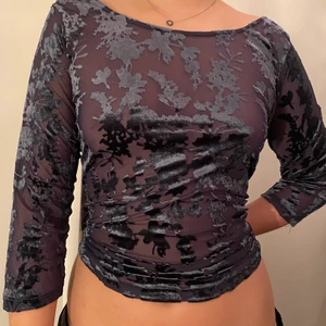 Genomskinlig Blå Sammets topp - jätte mjuk och skönt topp som passar perfekt till allt! sitter perfekt på mig som har storlek XS/S. köp direkt för 120 kr + 66 kr frakt:)